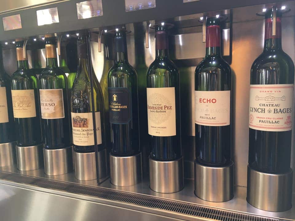 Distributeur de vin au verre #enomatic, vendu par #enostore_france, au Café Lavinal, café, restaurant, bistrot à Pauillac