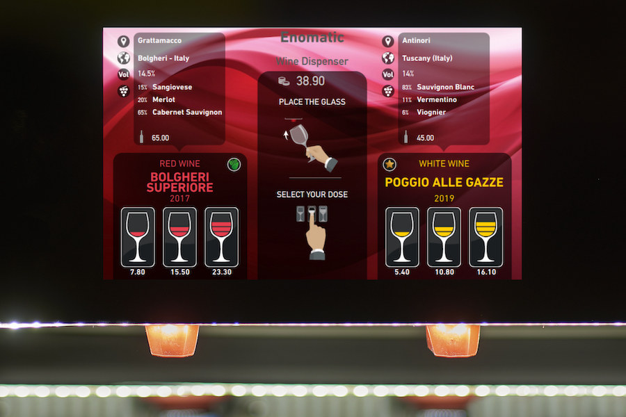 écran d'une Unica Roma 8 bouteilles enomatic, système de service de vin au verre