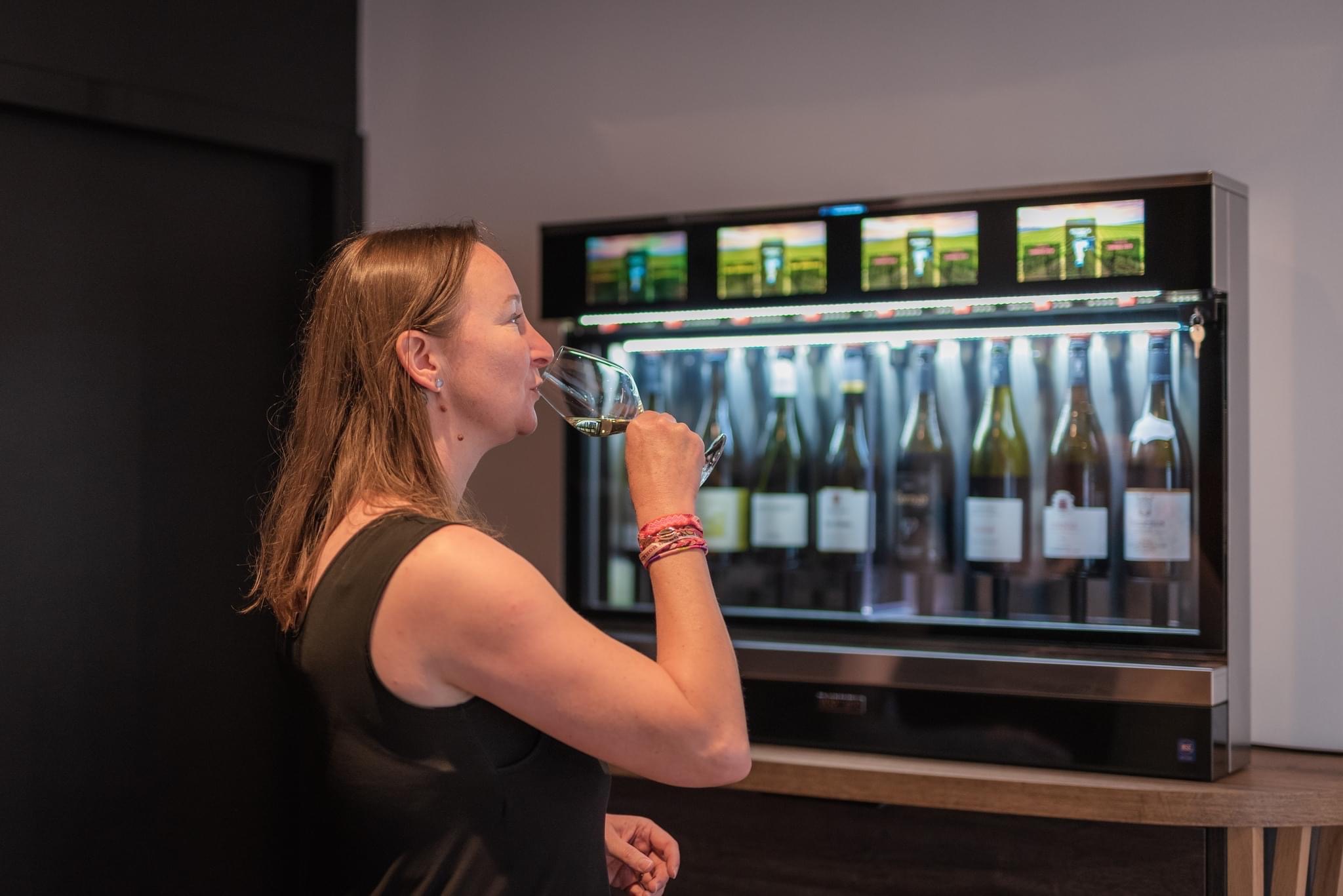 Dans l'Office de tourisme Maison des Vins & du Tourisme Rhône Crussol à Saint-Péray trône le distributeur de vin au verre Roma 8 bouteilles d'enomatic.