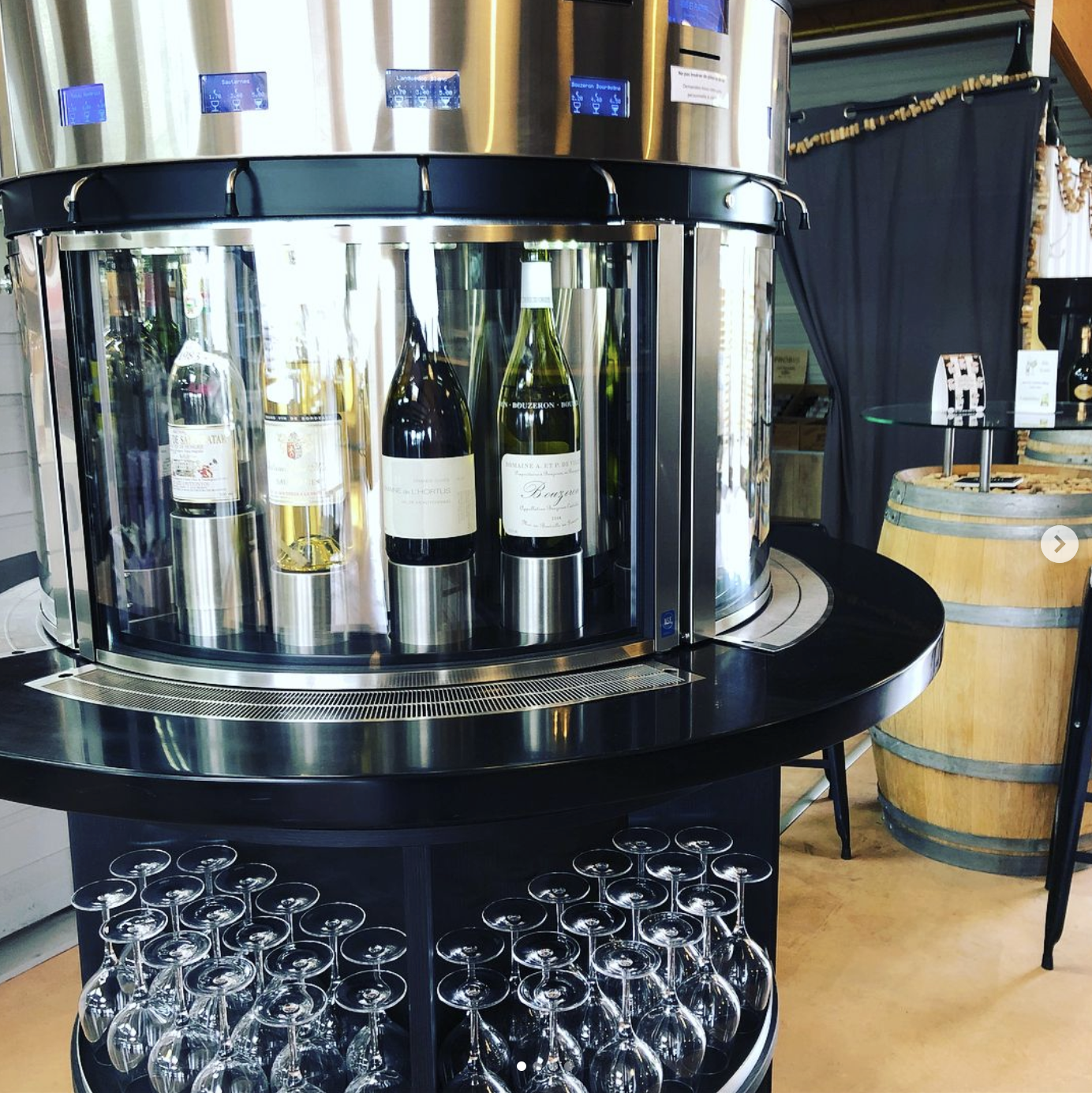 Distributeurs de vin au verre enomatic vendus par Enostore France au magasin de vins et spiritueux Vins et plaisirs à Niort