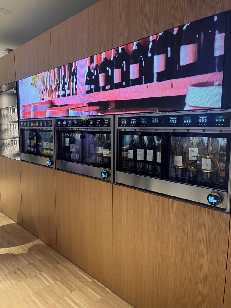 Le cinéma Pathé Palace, après cinq ans de rénovation, se distingue par ses technologies de pointe et ses services haut de gamme, notamment l’installation de distributeurs de vin au verre WineEmotion.