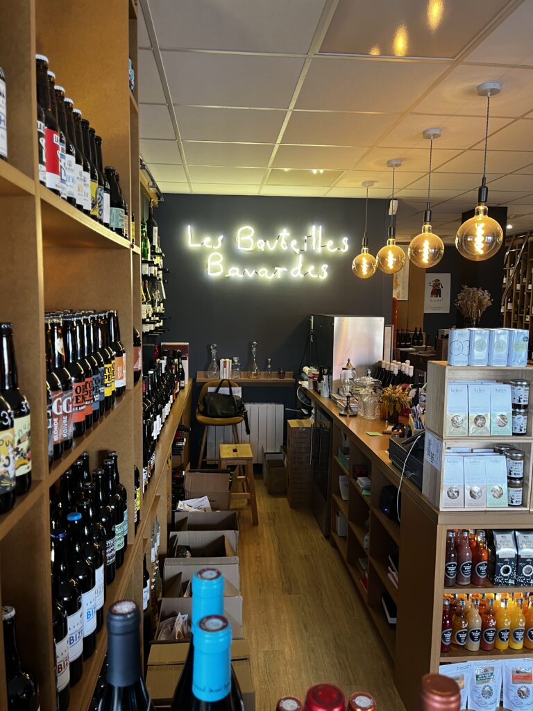 Les Bouteilles Bavardes, caviste et bar à vins à Saint-Grégoire