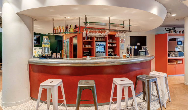 Le B&B Hôtel Nanterre Rueil-Malmaison enrichit son offre bar avec le vin au verre